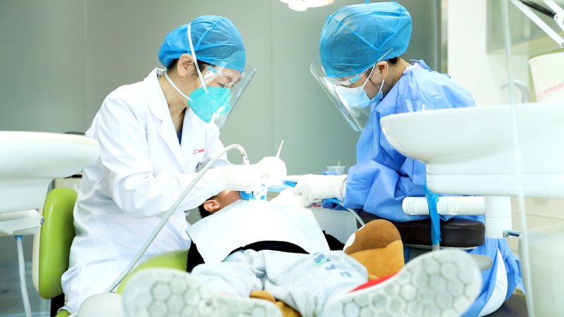 义齿烤瓷牙：揭秘其背后的技术与工艺**